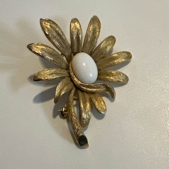 VTG Crown Robert Mandle Brooch Pin Flower Faux Pearl Brushed Gold Tone 0655 P - Picture 4 of 11
